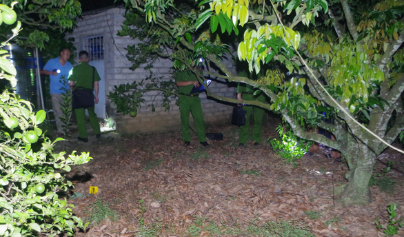 Người phụ nữ tử vong nghi do trúng đạn lạc khi đang làm vườn 