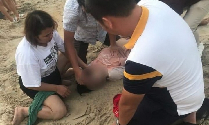 Cô gái ngừng thở do đuối nước được chiến sĩ công an ứng cứu 