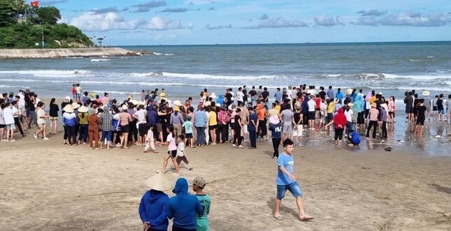 Cùng nhau đi tắm biển, hai học sinh bị sóng cuốn mất tích ở Nghệ An