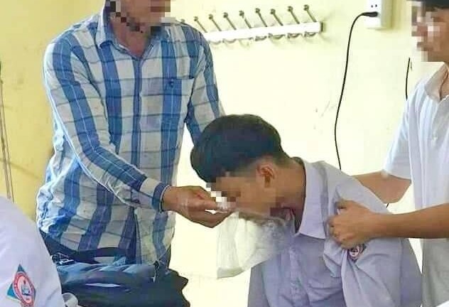 Vụ 7 học sinh lớp 11 nhập viện hút thuốc lá điện tử: Được bạn nữ rủ hút cùng
