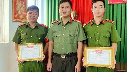 Khen thưởng 2 chiến sĩ PCCC dũng cảm cứu người 