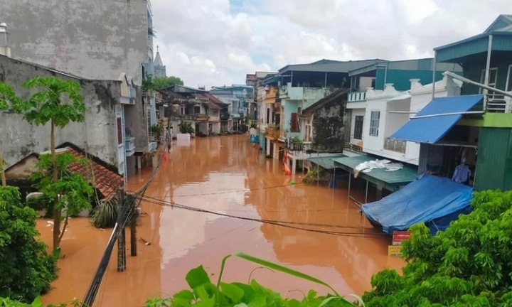 Nước lũ đỏ ngầu đổ vể Quảng Ninh: Ngập lút mái nhà, giao thông bị chia cắt