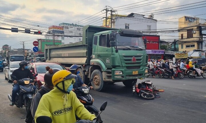 Đi học về, nữ sinh 15 tuổi bị xe ben đâm tử vong 