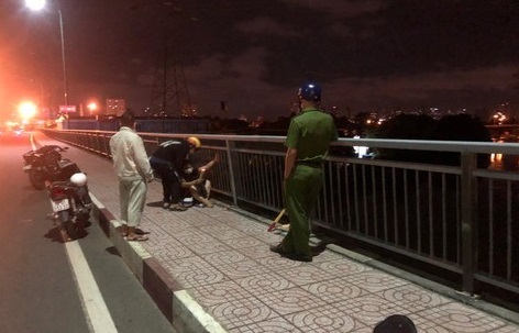 Nam sinh sắp vào đại học tự tử, mẹ khóc ngất trên cầu đợi tin 