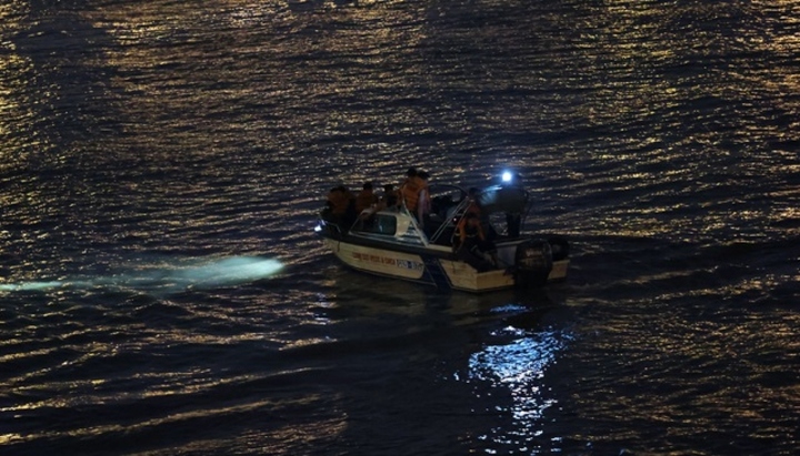 Vụ đôi nam nữ nhảy cầu Long Biên: Chàng trai được cứu sống 