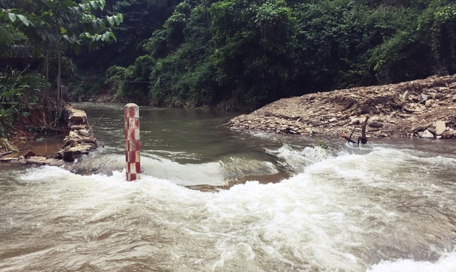 Một học sinh đi chăn bò bị nước cuốn mất tích ở Nghệ An