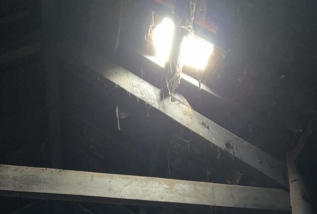 Sau tiếng nổ lớn, bé gái bị đá văng trúng ngực 