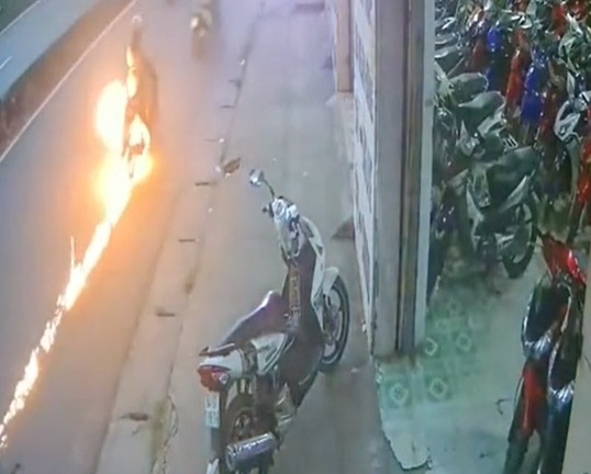 Video: Nữ tài xế hoảng hồn chứng kiến cảnh xe máy bốc cháy dữ dội