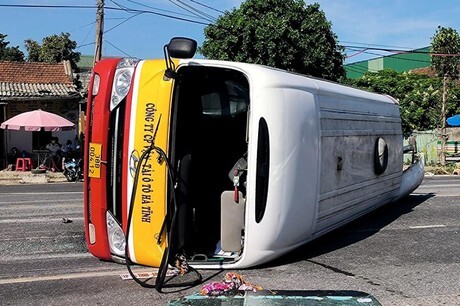 Hà Tĩnh: Xe đầu kéo tông xe buýt, hành khách phải nhập viện cấp cứu