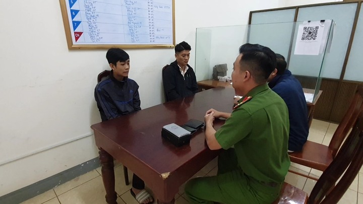 Hai cô gái bị 2 vệ sĩ quán bar cướp giật túi xách trong đêm 