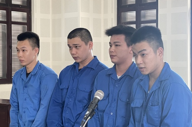 Nhóm thanh niên hầu tòa vì “đi bộ đội về 3 tuần mà người yêu có thai 8 tuần”