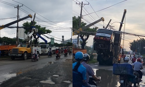 TPHCM: Xe ben kéo gãy loạt trụ điện đường dây hạ thế 220V