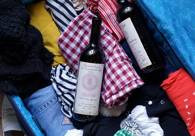 Tư vấn pháp luật: Có được mang rượu lên máy bay không?