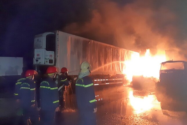 Hiện trường vụ cháy 3 xe container có chứa vỏ bình gas