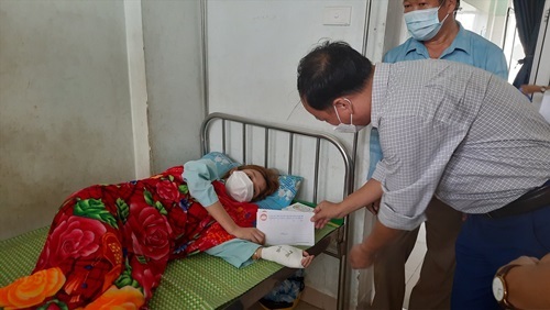 Thiếu nữ bị lốc xoáy cuốn văng ra khỏi nhà, may mắn thoát nạn 