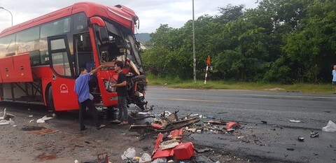 Hiện trường vụ xe khách tông vào đuôi xe bồn khiến 9 người bị thương