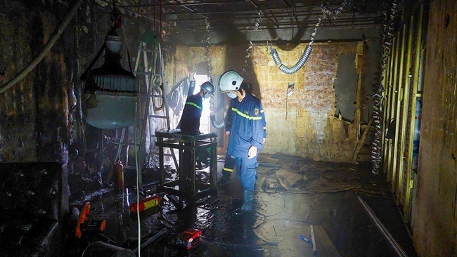 Cháy quán karaoke ở Đà Nẵng: Cảnh sát dùng xe thang, đục tường tầng 4 chữa cháy