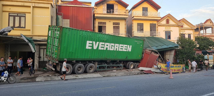 Tin tức tai nạn giao thông mới ngày 5/10: Container đâm xuyên qua 3 nhà dân ven quốc lộ