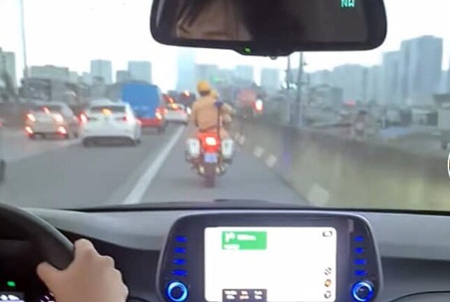 CSGT dẫn đường cho cặp vợ chồng chở con đi cấp cứu