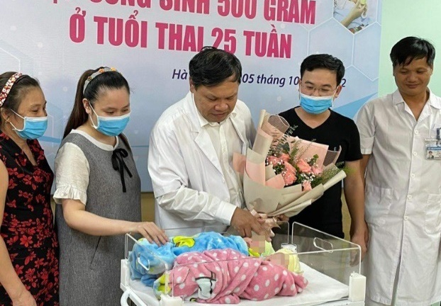 Nuôi dưỡng thành công cặp song sinh nặng 500g, đẻ ở tuần thai thứ 25