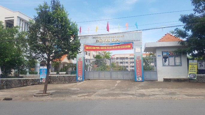 Đồng Nai: Nữ sinh rơi xuống sân trường, tử vong thương tâm