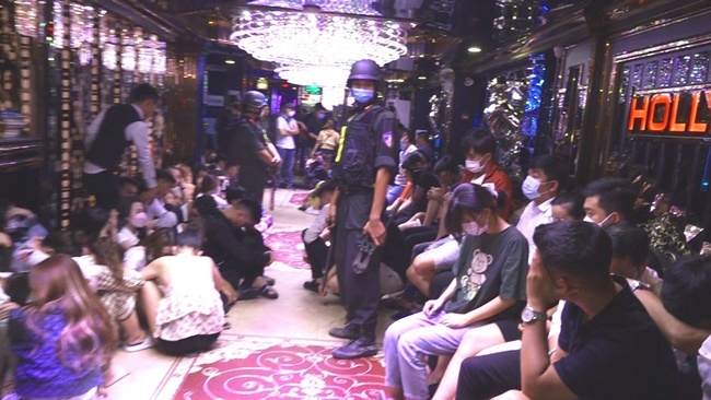 Đột kích quán karaoke Hollywood, phát hiện quản lý cùng nhân viên mua bán ma túy 