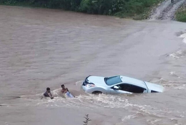 Giải cứu thành công thầy giáo trong xe bán tải bị nước cuốn trôi 