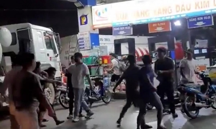 Không được mua đầy can 5 lít, khách hành hung nhân viên cây xăng 