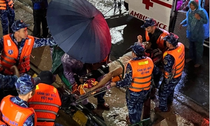 Người dân Lý Sơn chi 20 triệu đồng thuê tàu vượt bão vào đất liền chữa bệnh