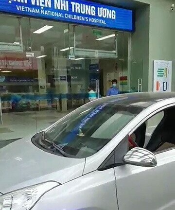 CSGT mở đường, đưa bé trai bị lồng ruột đi cấp cứu kịp thời 