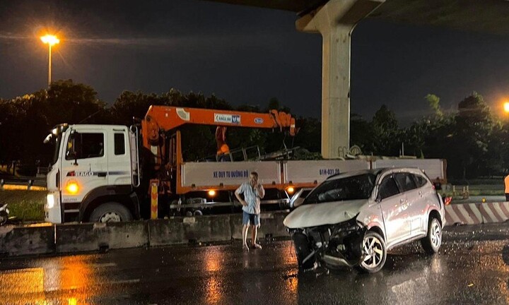Nữ tài xế tông văng dải phân cách, 2 người bị mắc kẹt trong xe