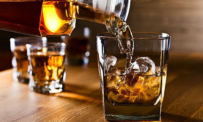 Tư vấn pháp luật: Mang rượu ngoại khi nhập cảnh Việt Nam có được không?