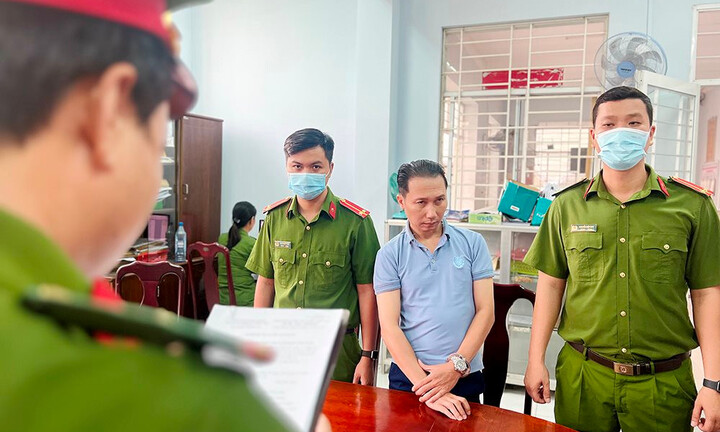 Bắt giám đốc mở phòng khám nha khoa, sử dụng tài liệu giả để hành nghề