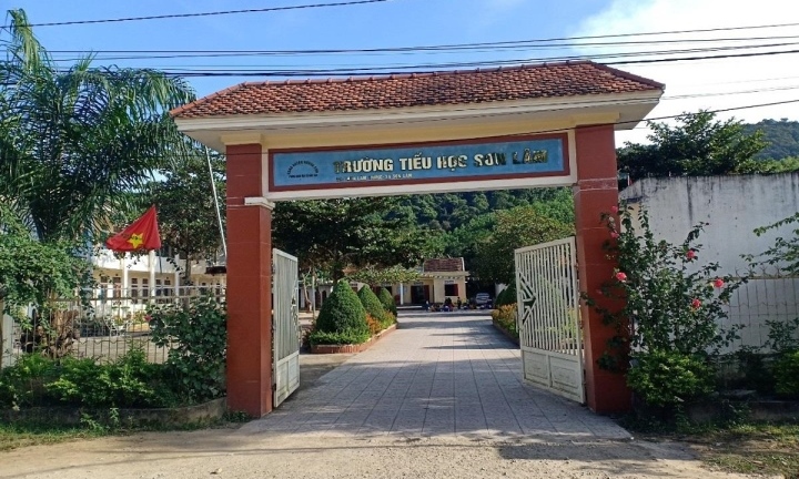 Hà Tĩnh: Phụ huynh cầm dao dọa chém giáo viên, bắt hiệu trưởng quỳ xin lỗi