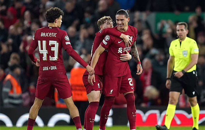 Cắt mạch bất bại của Napoli, Liverpool vẫn không soán được ngôi đầu bảng