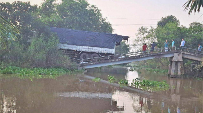 Tin thời sự mới nóng nhất 3/11: Xe tải chở 30 tấn gạo qua cầu 5 tấn gây sập