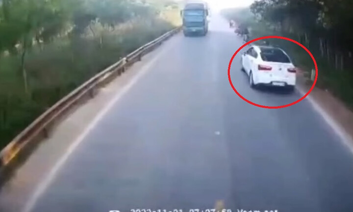 Video: Ô tô tự lao xuống vệ đường khiến dân mạng ai cũng khó hiểu