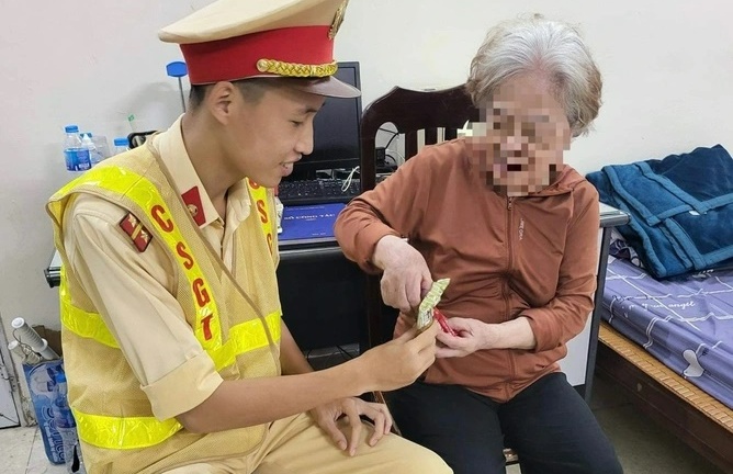 CSGT Hà Nội giúp đỡ cụ bà đi lạc 10km về nhà an toàn