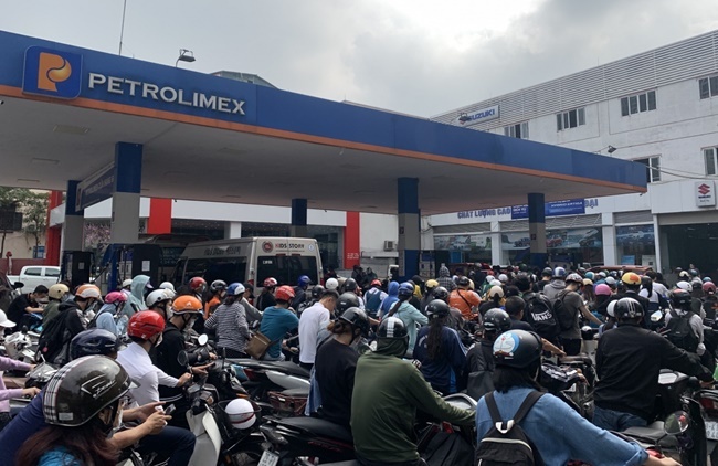 Tin thời sự mới nóng nhất 15/11: Công an Hà Nội cảnh báo không tích trữ xăng, dầu trong các hộ gia đình