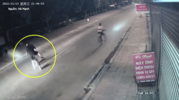 Vợ hoảng hồn chứng kiến cảnh chồng bị ô tô tông trúng