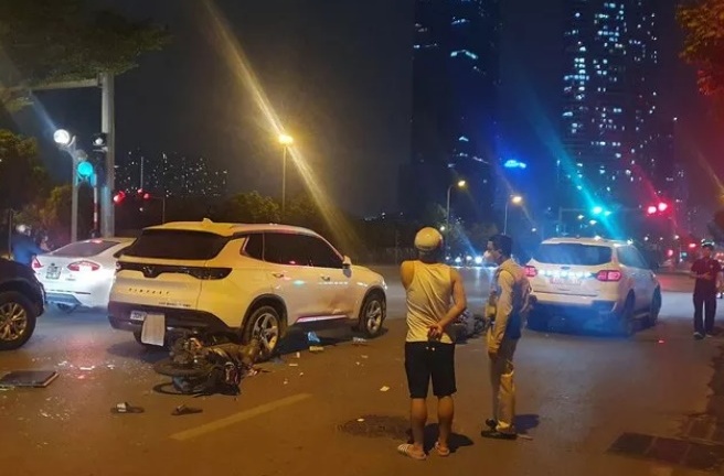 Hà Nội: Hiện trường vụ ô tô tông loạt xe máy đang chờ đèn đỏ
