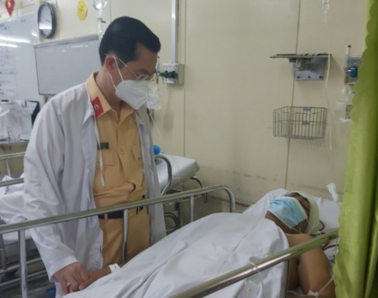 Tin thời sự mới nóng nhất 22/11: Thiếu tá CSGT bị người vi phạm tông chấn thương sọ não