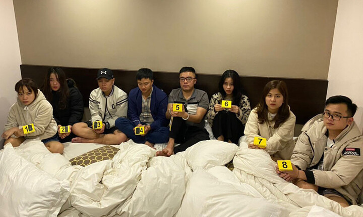 Bắt quả tang 4 cặp nam nữ mở 