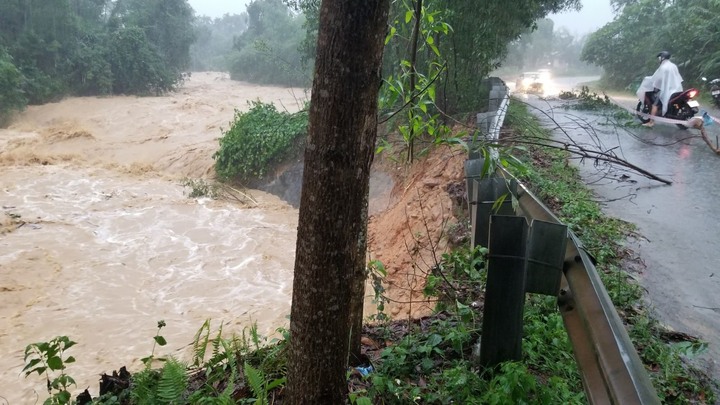 Thừa Thiên - Huế: Mưa lớn kéo dài, nhiều nơi bị ngập lụt, sạt lở 