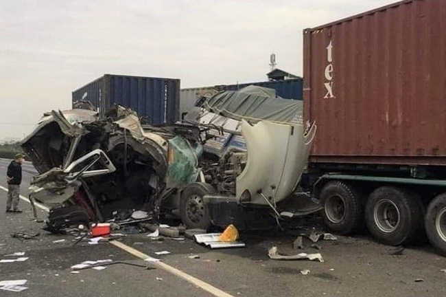 Hiện trường vụ tai nạn liên hoàn giữa 4 xe container và xe tải, khiến 3 người thương vong