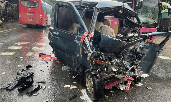 Hai cha con thương vong vì ô tô va chạm xe khách ở Hòa Bình