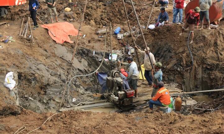 Tin thời sự mới nóng nhất 2/1/2023: Cứu bé trai rơi xuống trụ bê tông sâu 35m