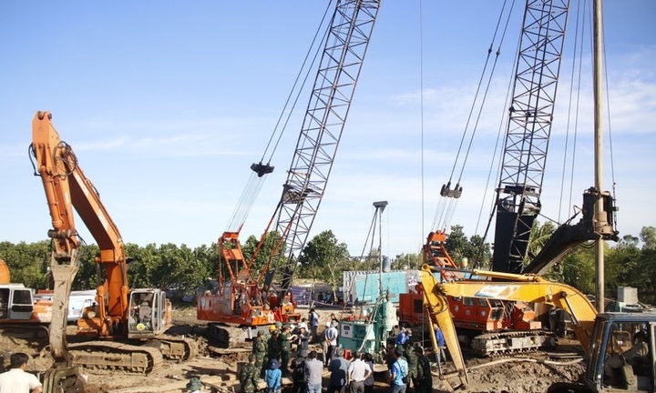 Vụ bé trai 10 tuổi bị rơi xuống cọc bê tông sâu 35m: Vì sao chưa thể đưa thi thể cháu bé lên?