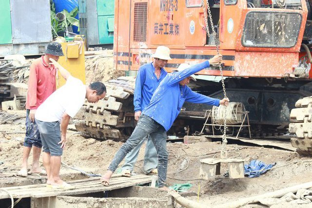 Vụ bé trai rơi xuống trụ bê tông sâu 35m: Chuyên gia Nhật Bản đến hiện trường 
