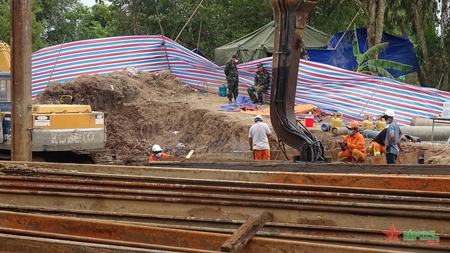 Vụ bé trai rơi xuống trụ bê tông sâu 35m: Dự tính thời điểm đưa Hạo Nam lên